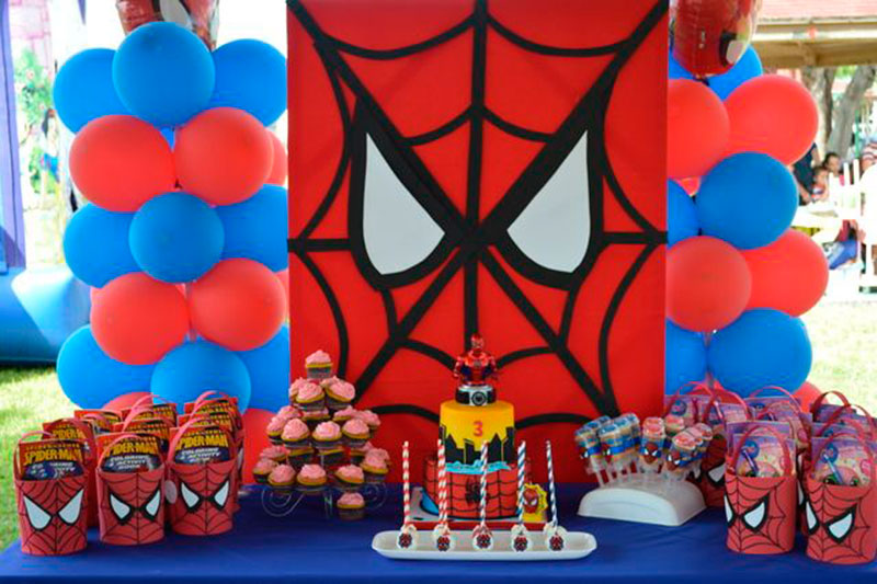 Homem aranha dominando a festa