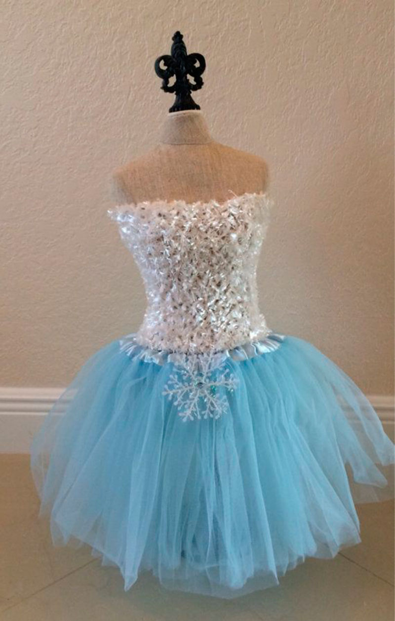 vestido azul e branco