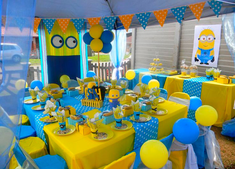 mesa azul e amarelo