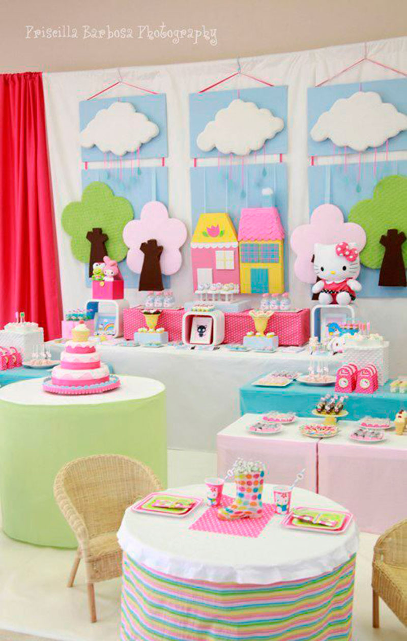 mesinha arrumada hello kitty