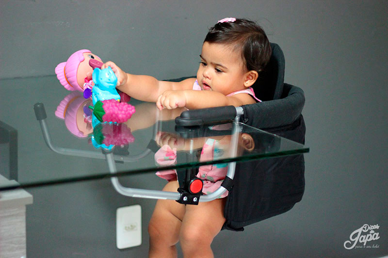 sophie-cadeira-de-alimentacao-portatil-brincando