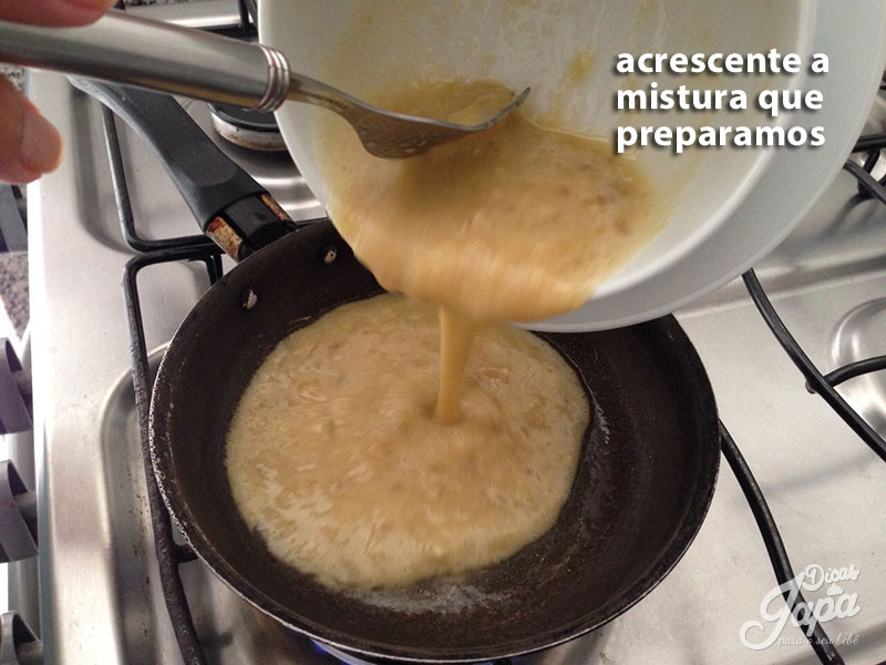 9 - receita-de-panqueca-com-banana-e-ovo-misturando-tudo