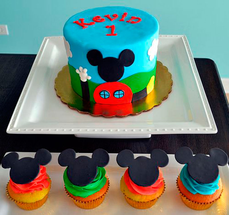 bolo com cupcakes