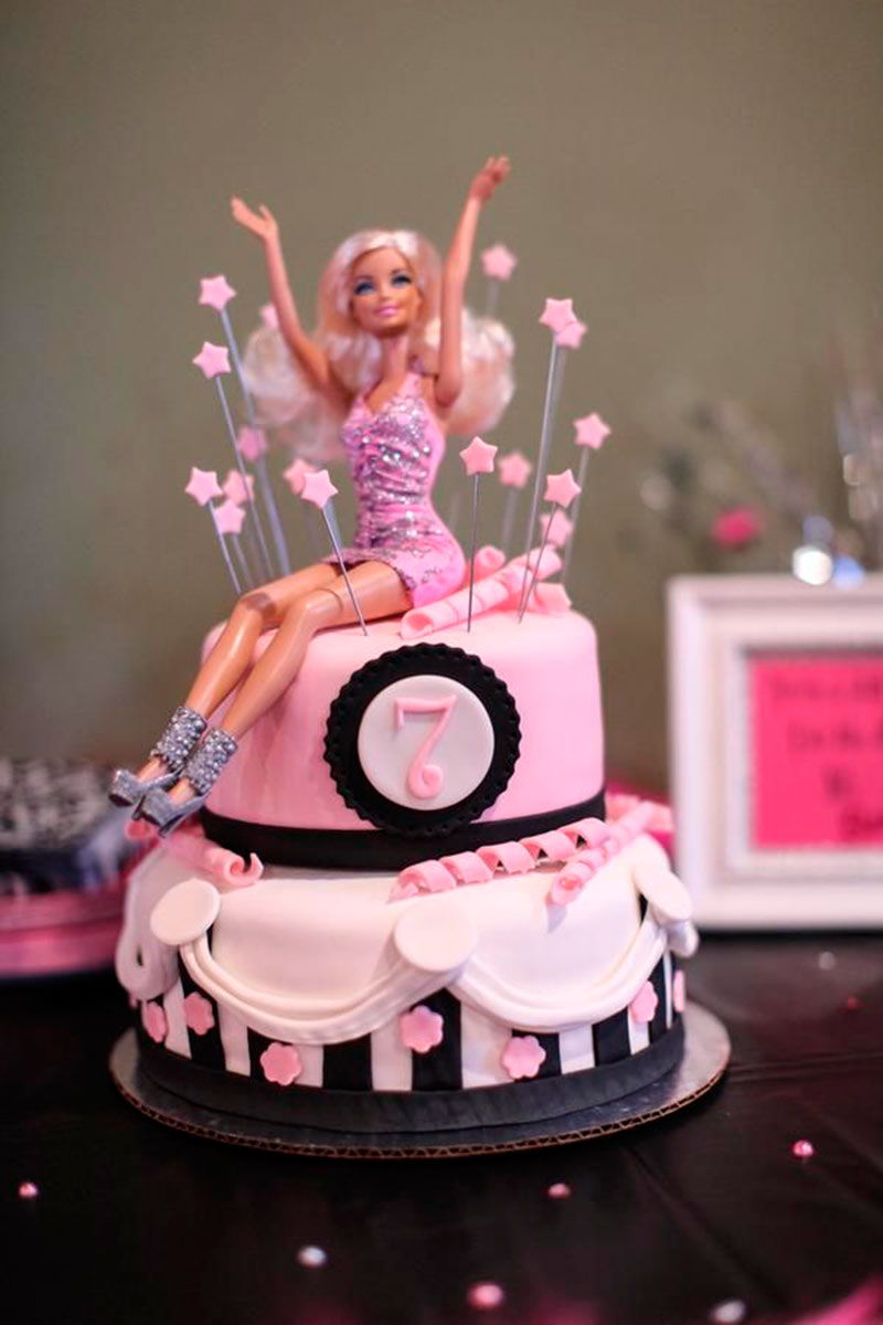 bolo com barbie no topo