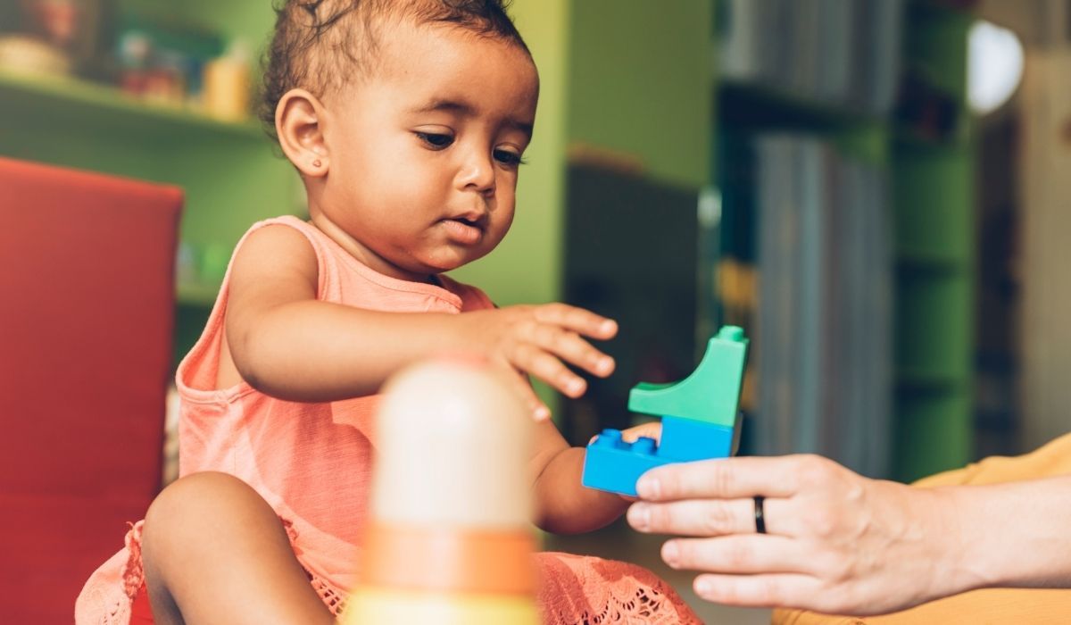 brincadeiras para bebê de 8 meses